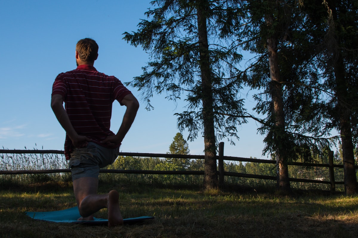Jogger beim Beintraining mit professionellem Coaching